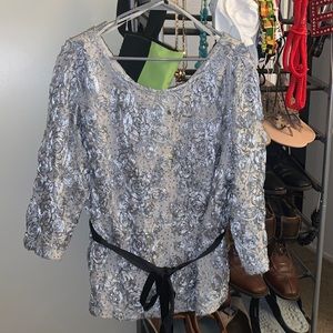 Women’s scoop neck top floral details size 2X